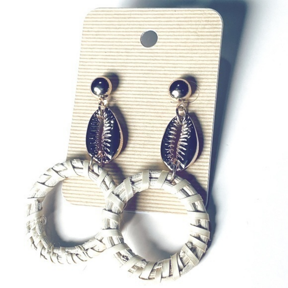 Gold plated shell & grass weaved hoop earrings nwt‎